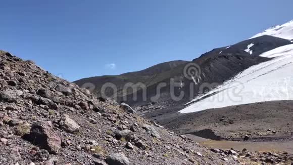 北高加索高地埃尔布鲁斯山脉全景那里的山是悬崖天空和冰川视频的预览图