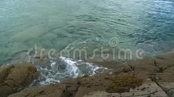 波浪在大岩石上飞溅视频的预览图