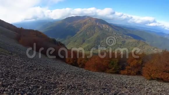 西班牙加泰罗尼亚蒙森尼山脉的景观片段视频的预览图