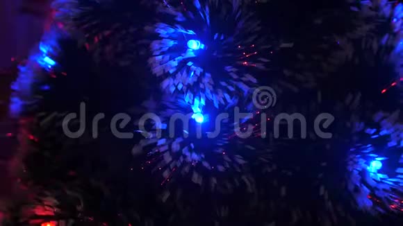 圣诞节假期概念美丽的圣诞树装饰着花环圣诞树上有彩灯视频的预览图