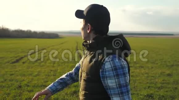男工农民红脖子戴帽子正走在绿色生活的田野上春收农业理念男性视频的预览图