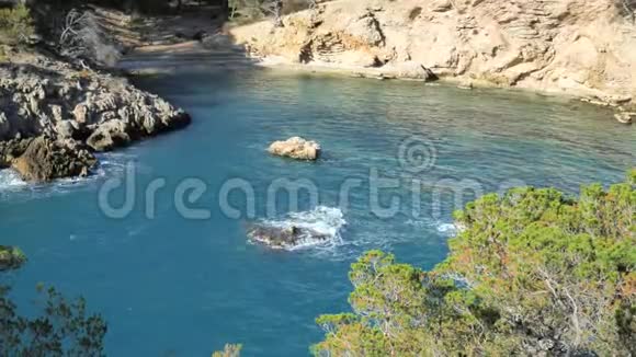 CalA蒙乔湾之间的佩盖拉卡尔维亚和安德拉特克斯马耶卡岛西班牙西尔斯湾的蓝水视频的预览图