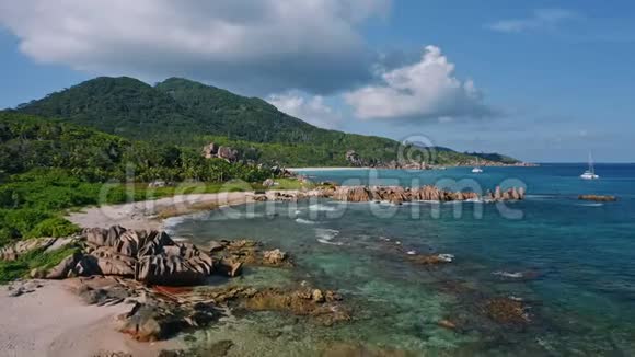 空中4k无人机镜头拉迪格热带岛屿美丽的海岸和孤独的双体游艇探索绿松石视频的预览图