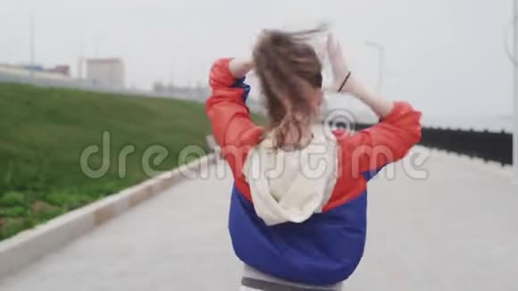 女性跑步者准备跑步和系头发的后景视频的预览图