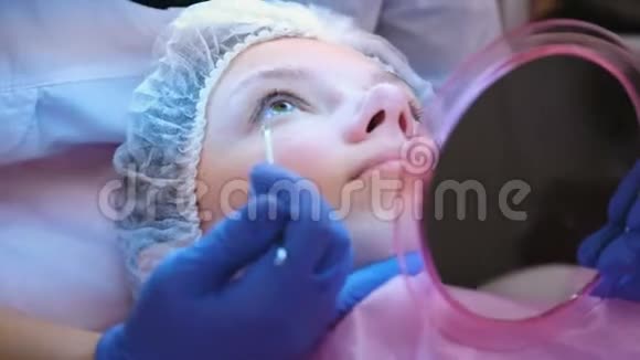 美容师的面部机械清洁美容师在病人面前展示她脸上的东西视频的预览图