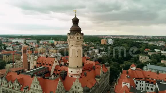 德国莱比锡有红色屋顶的老城区新市政厅的鸟瞰图视频的预览图