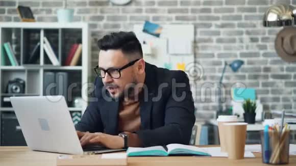 商人在办公室用手提电脑喝咖啡的快速动作视频的预览图