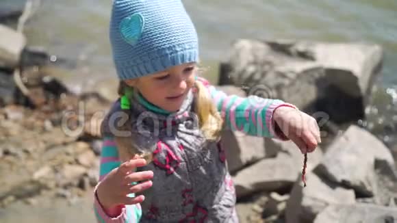小女孩在钓鱼之旅中检查蚯蚓视频的预览图