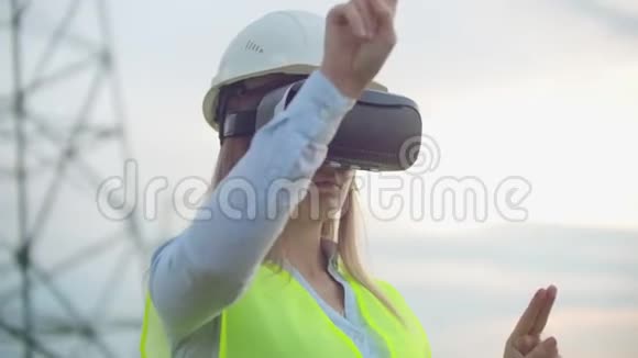 一位现代妇女的肖像由工程师主计长通过虚拟现实眼镜和视频的预览图