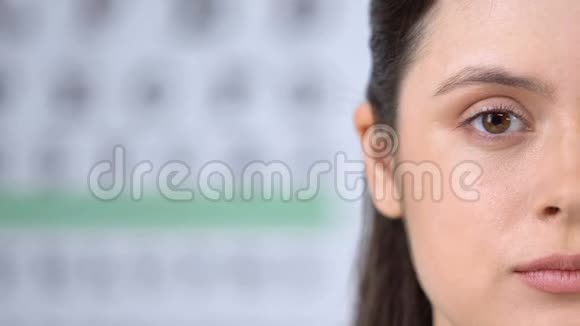 女性用放大镜检查眼睛健康文本模板视频的预览图