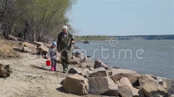 小女孩和她的爷爷去钓鱼视频的预览图