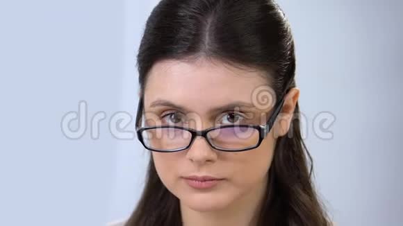 女性戴眼镜对着镜头微笑视力支持医疗保健视频的预览图