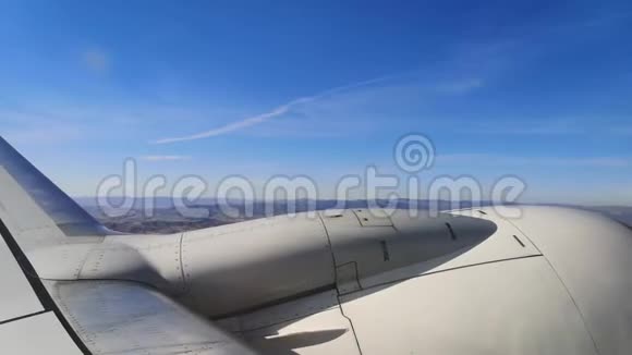 蓝天背景下飞行飞机的涡轮从照明器近距离观看17S视频的预览图