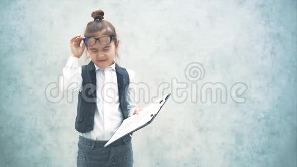 女老板女学生站在灰色背景文件夹打开文件夹显示单词业务特写视频的预览图
