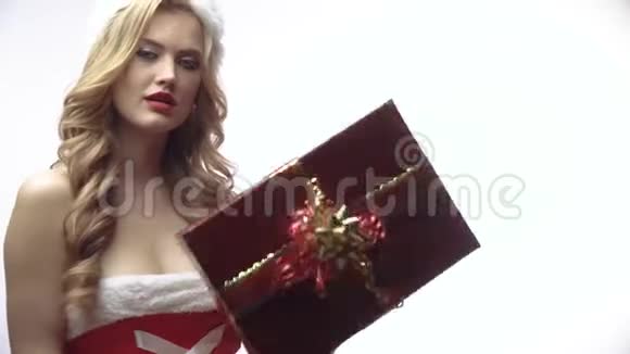 女孩祝贺圣诞节并送礼物视频的预览图