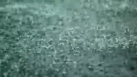 雨点落在湖面上视频的预览图