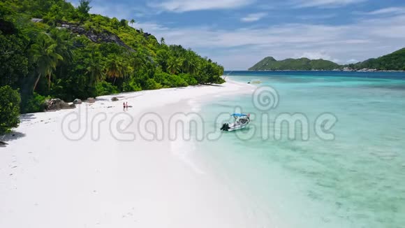 空中4k镜头热带异国风情海滩与旅游船停泊在完美的白色沙滩与绿松石原始视频的预览图