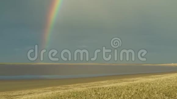 湖和彩虹雨后美丽的风景无人机射击视频的预览图