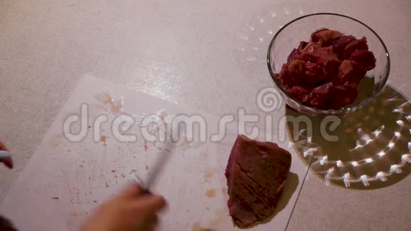 准备切肉烧烤牛排杂货店零件汉堡碎肉视频的预览图