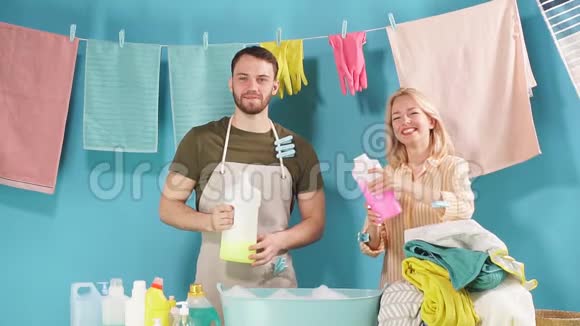 微笑积极努力的夫妇准备帮你洗衣服视频的预览图