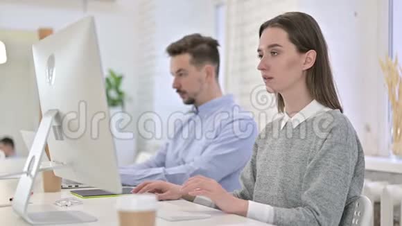 创意女性在办公室桌面上进行视频聊天视频的预览图