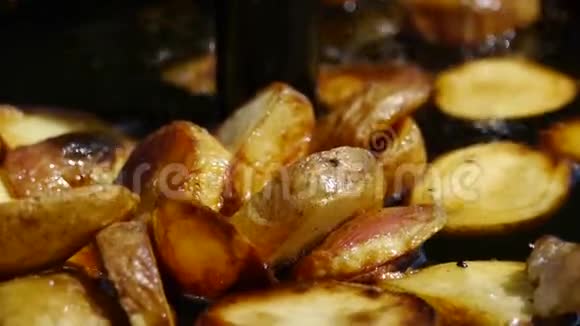 猪油特写里的炸土豆视频的预览图