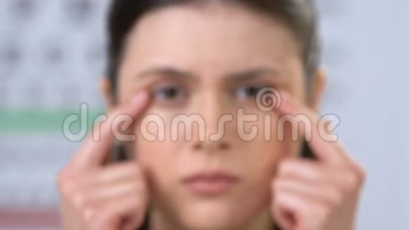 女人用手指伸展眼睛试图集中注意力视力问题失明视频的预览图