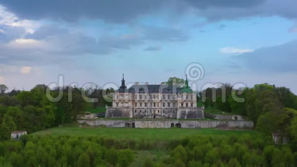 乌克兰利沃夫市附近的Pidhirtsi城堡的鸟瞰图视频的预览图