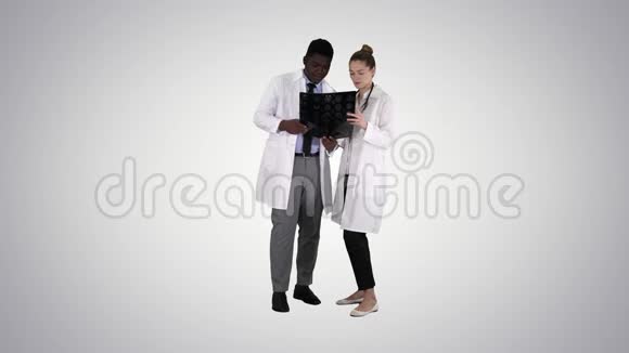 严肃善良的女医生和美国黑人医生在梯度背景下研究大脑x射线视频的预览图