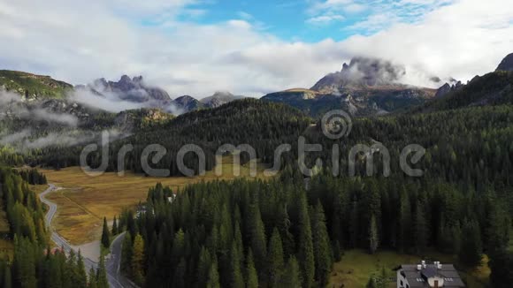 秋山的空中镜头意大利多洛米斯秋天的空中镜头多洛米兹山脉美丽的秋景视频的预览图