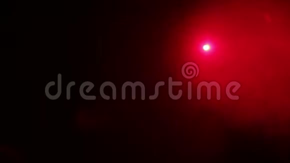 烟雾机烟雾中的聚光灯发出的红光视频的预览图