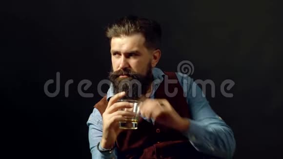 酗酒醉汉看着一杯威士忌带威士忌或苏格兰威士忌的复古古董酒精概念视频的预览图