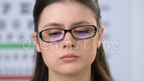 疲劳的女人摘下眼镜偏头痛引起的视力问题视频的预览图