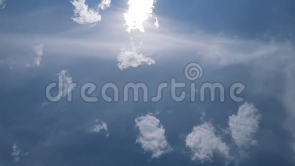 深蓝的天空有云视频的预览图