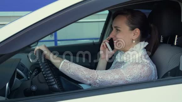在车里打电话的女人视频的预览图