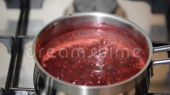 自制覆盆子果酱的制作工艺红甜糖浆在炉子上沸腾特写视频的预览图