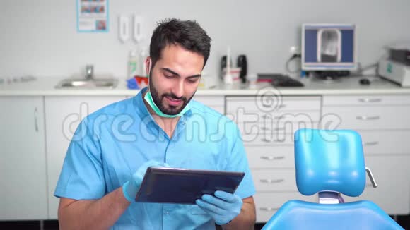 牙医使用片剂视频的预览图