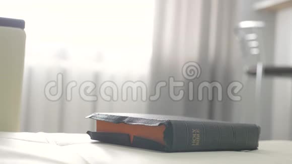 人们在睡前用圣经在室内祈祷宗教生活方式概念晚祷人类深色手圣经祈祷视频的预览图
