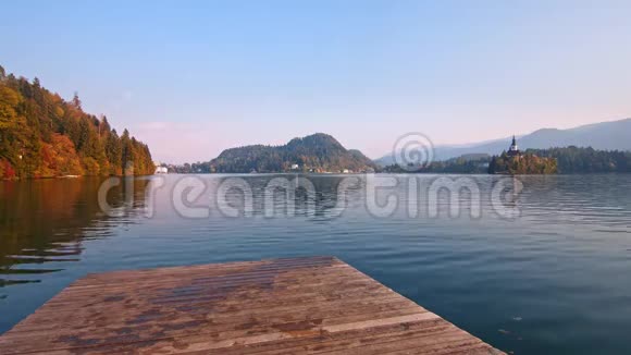 位于斯洛文尼亚美丽的布莱德湖上的木制码头有著名的岛屿和城堡视频的预览图