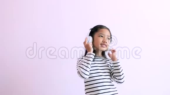 视频慢镜头小女孩有节奏地听音乐和摇滚视频的预览图