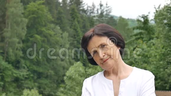 一张不满的女性肖像一位黑发短发满脸皱纹的老年女性用视频的预览图