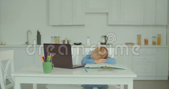 累了小女生在做作业时睡着了视频的预览图