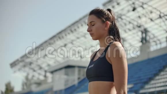 慢动作运动员女子在跑道上的起点等候视频的预览图