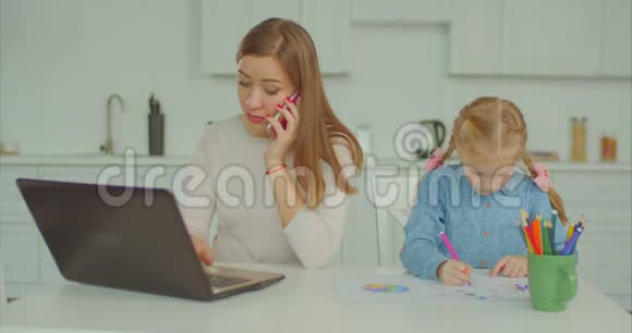 忙着工作的妈妈在画孩子视频的预览图
