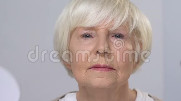 老年妇女斜视眼科检查精神障碍视频的预览图