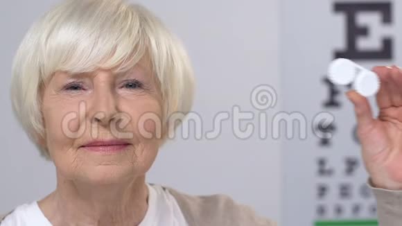 微笑的老年妇女显示隐形眼镜病人推荐视力问题视频的预览图