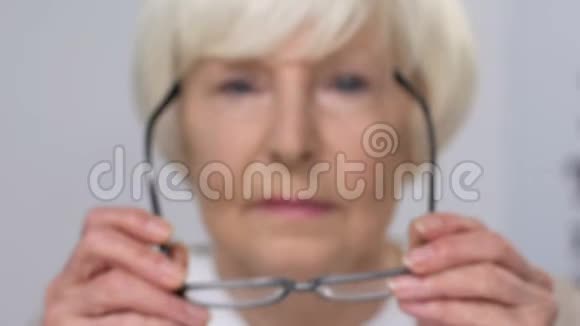 老年妇女戴眼镜光学装置不正确视力问题视频的预览图