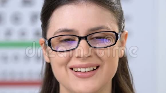 戴眼镜的女人对着镜头微笑眼科问题的治疗视频的预览图