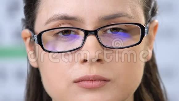 戴眼镜的严肃女人看相机健康检查视力视频的预览图