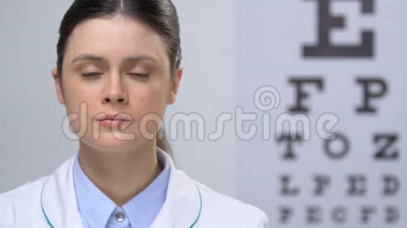 女医生拿着药瓶照眼图背景眼科视频的预览图